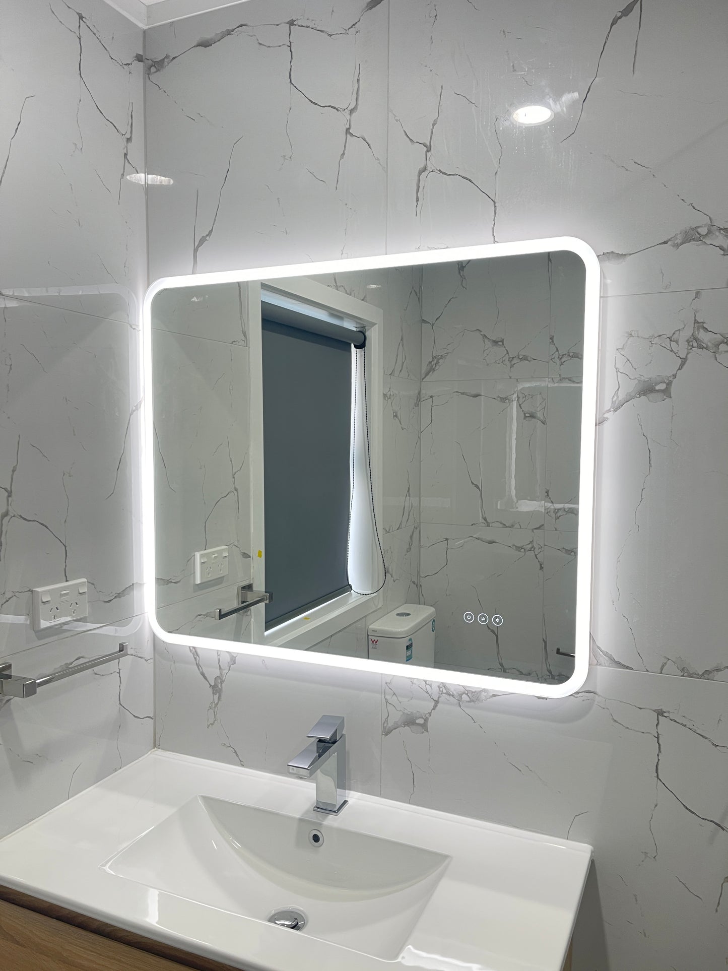 900x750MM ZEPHYR RECTANGLULAR LED MIRROR WITH ROUND EDGES