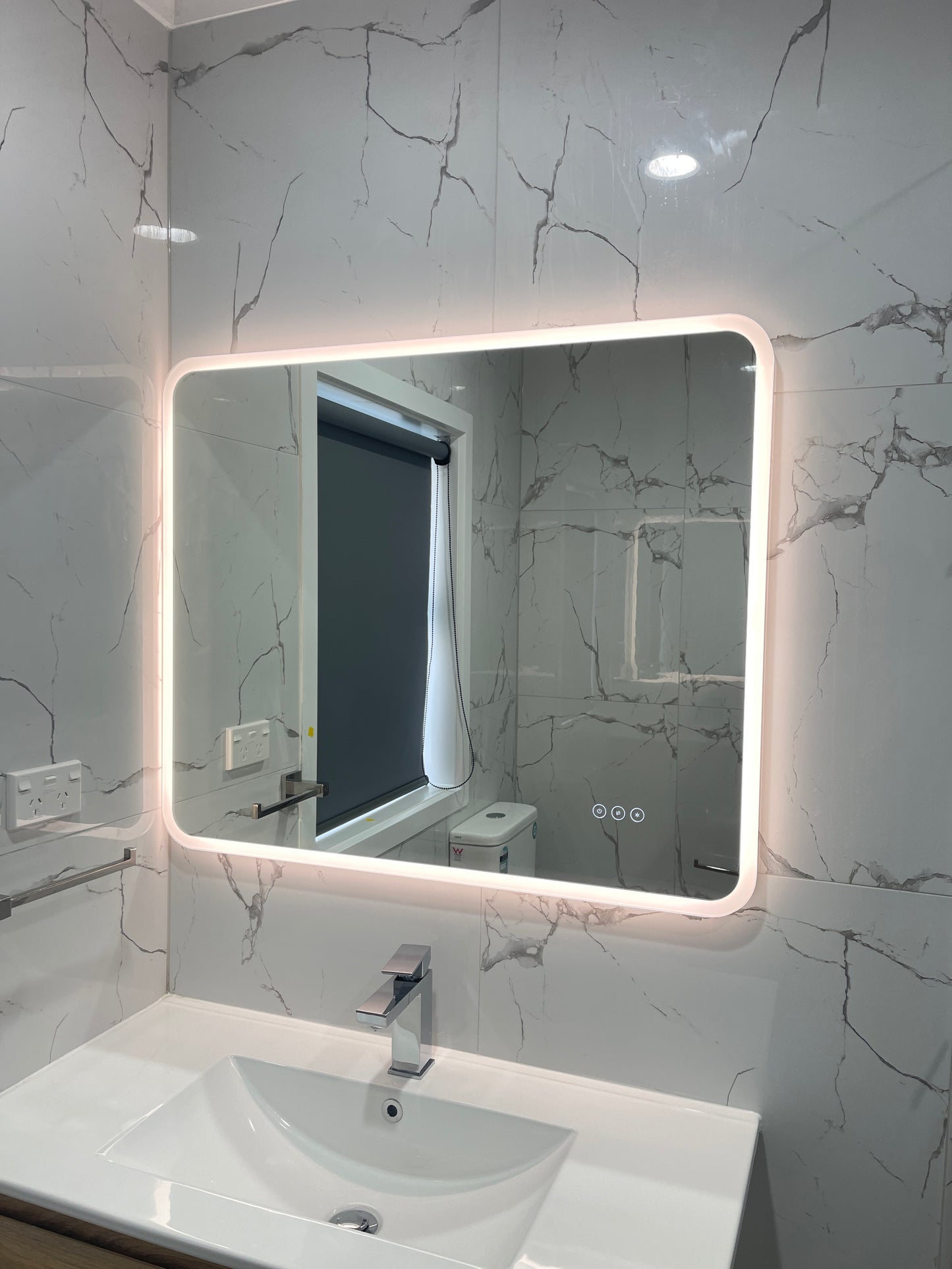 900x750MM ZEPHYR RECTANGLULAR LED MIRROR WITH ROUND EDGES